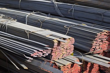 Metal profil şerit metal ürünlerin depodaki paketlerinde