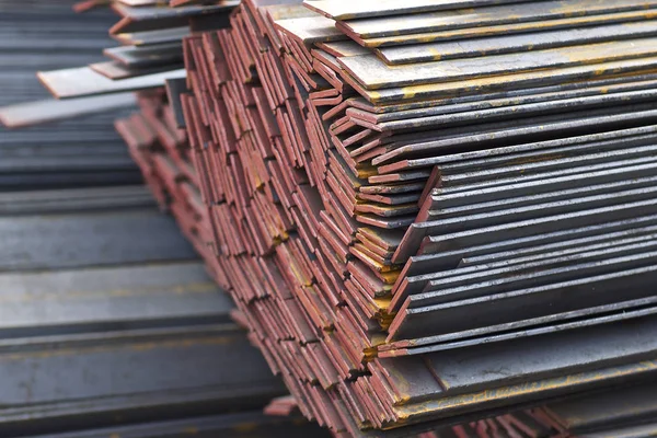 Tira de perfil de metal en paquetes en el almacén de productos metálicos —  Fotos de Stock