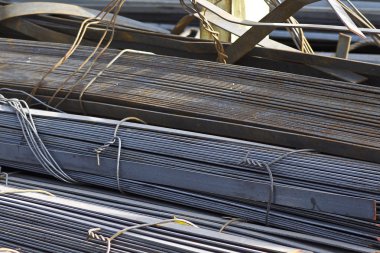 Metal profil şerit metal ürünlerin depodaki paketlerinde