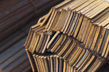 Metal profil şerit metal ürünlerin depodaki paketlerinde