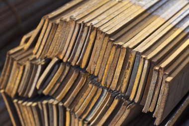 Metal profil şerit metal ürünlerin depodaki paketlerinde