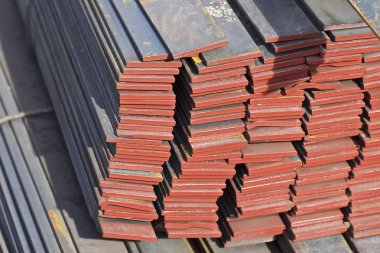 Metal profil şerit metal ürünlerin depodaki paketlerinde