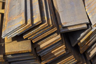 Metal profil şerit metal ürünlerin depodaki paketlerinde