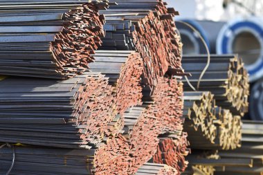 Metal profil şerit metal ürünlerin depodaki paketlerinde