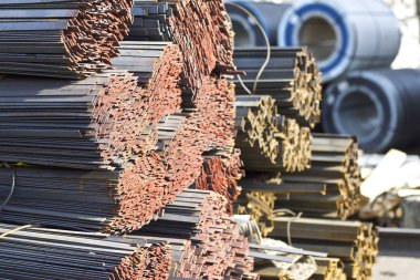 Metal profil şerit metal ürünlerin depodaki paketlerinde