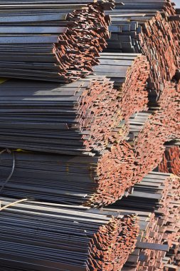 Metal profil şerit metal ürünlerin depodaki paketlerinde