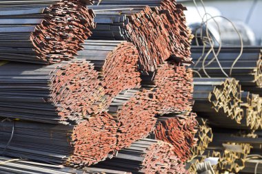 Metal profil şerit metal ürünlerin depodaki paketlerinde