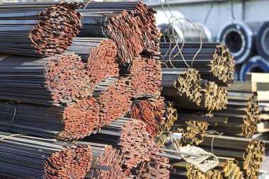 Metal profil şerit metal ürünlerin depodaki paketlerinde