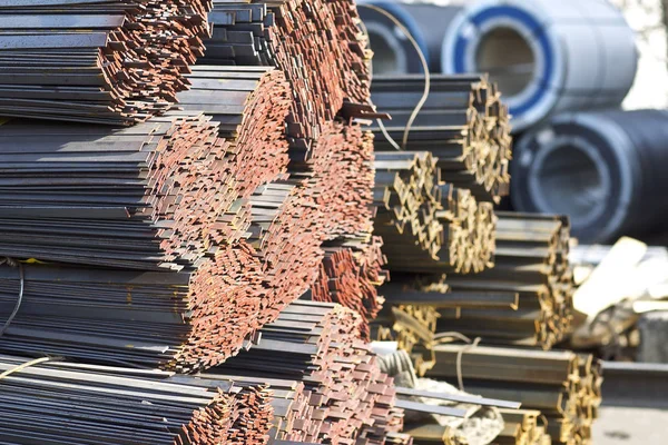 Metal profil şerit metal ürünlerin depodaki paketlerinde