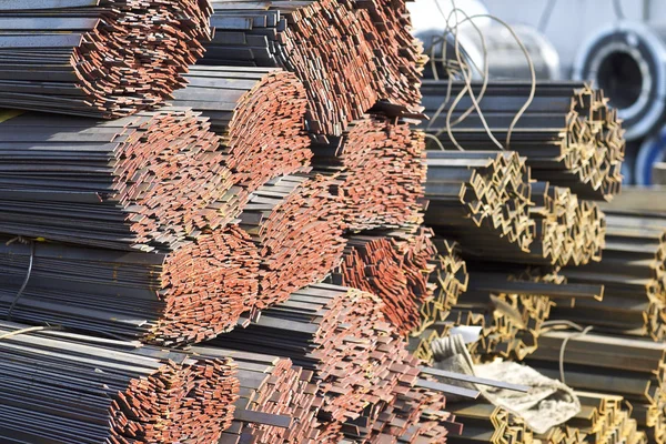 Metal profil şerit metal ürünlerin depodaki paketlerinde — Stok fotoğraf
