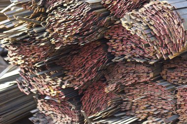 Metal profil şerit metal ürünlerin depodaki paketlerinde