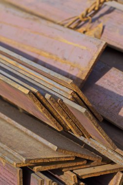 Metal profil şerit metal ürünlerin depodaki paketlerinde