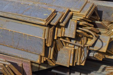 Metal profil şerit metal ürünlerin depodaki paketlerinde