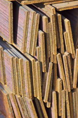 Metal profil şerit metal ürünlerin depodaki paketlerinde