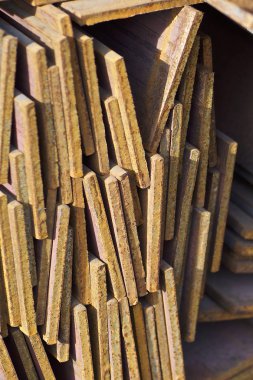 Metal profil şerit metal ürünlerin depodaki paketlerinde