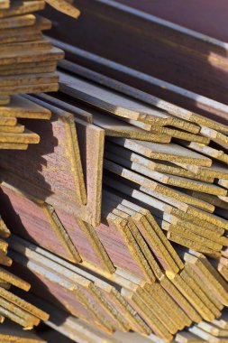 Metal profil şerit metal ürünlerin depodaki paketlerinde