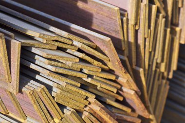 Metal profil şerit metal ürünlerin depodaki paketlerinde