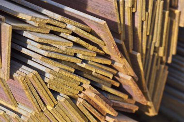 Metal profil şerit metal ürünlerin depodaki paketlerinde