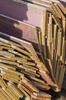 Metal profil şerit metal ürünlerin depodaki paketlerinde