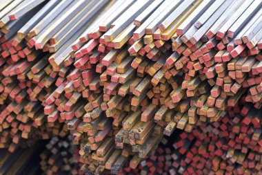 Metal ürünlerin depodaki paketleri meydanda metal profil