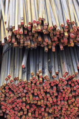 Metal ürünlerin depodaki paketleri meydanda metal profil