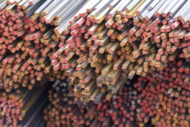 Metal ürünlerin depodaki paketleri meydanda metal profil