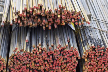 Metal ürünlerin depodaki paketleri meydanda metal profil