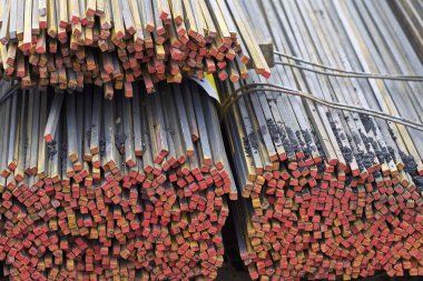 Metal ürünlerin depodaki paketleri meydanda metal profil