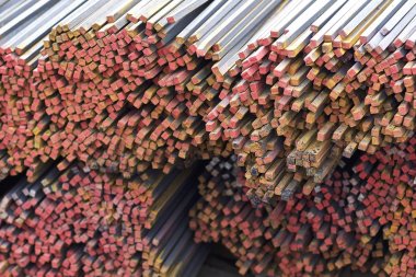 Metal ürünlerin depodaki paketleri meydanda metal profil