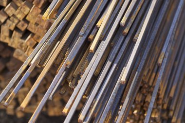 Metal ürünlerin depodaki paketleri meydanda metal profil