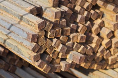 Metal ürünlerin depodaki paketleri meydanda metal profil