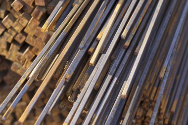 Metal ürünlerin depodaki paketleri meydanda metal profil