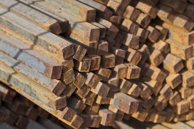 Metal ürünlerin depodaki paketleri meydanda metal profil