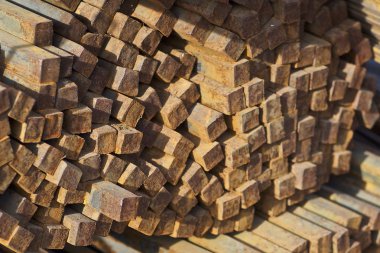 Metal ürünlerin depodaki paketleri meydanda metal profil