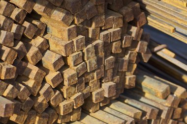 Metal ürünlerin depodaki paketleri meydanda metal profil