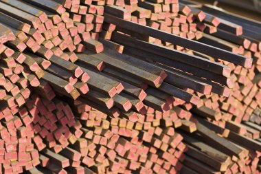 Metal ürünlerin depodaki paketleri meydanda metal profil