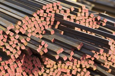 Metal ürünlerin depodaki paketleri meydanda metal profil