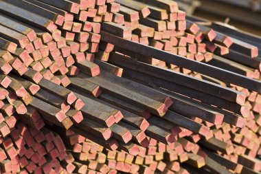 Metal ürünlerin depodaki paketleri meydanda metal profil