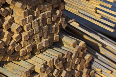 Metal ürünlerin depodaki paketleri meydanda metal profil