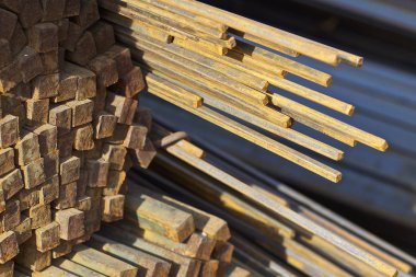 Metal ürünlerin depodaki paketleri meydanda metal profil