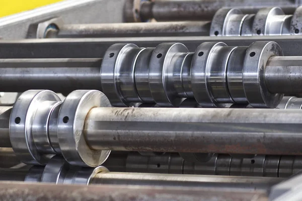 Rollos para perfilar en la máquina para laminar chapa galvanizada — Foto de Stock