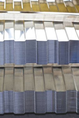 Metal ürünlerin deposunda ambalajlarda polimer kaplamalı profilli galvanizli levha