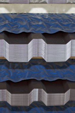 Metal ürünlerin deposunda ambalajlarda polimer kaplamalı profilli galvanizli levha