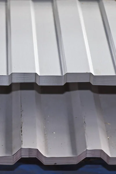 Geprofileerde gegalvaniseerde plaat met polymeer coating in verpakkingen in het magazijn van metalen producten — Stockfoto