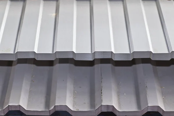 Profileret galvaniseret plade med polymerbelægning i pakninger i lageret af metalprodukter - Stock-foto