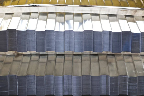 Folha galvanizada perfilada com revestimento de polímero em embalagens no armazém de produtos metálicos — Fotografia de Stock