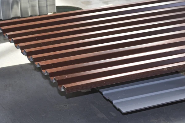 Profilerad galvaniserad plåt med polymerbeläggning i förpackningar i lager av metallprodukter — Stockfoto