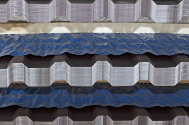 Metal ürünlerin deposunda ambalajlarda polimer kaplamalı profilli galvanizli levha