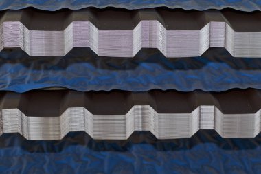 Metal ürünlerin deposunda ambalajlarda polimer kaplamalı profilli galvanizli levha