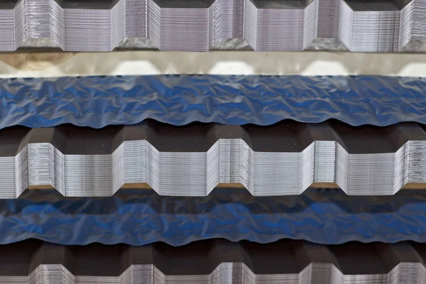 Metal ürünlerin deposunda ambalajlarda polimer kaplamalı profilli galvanizli levha